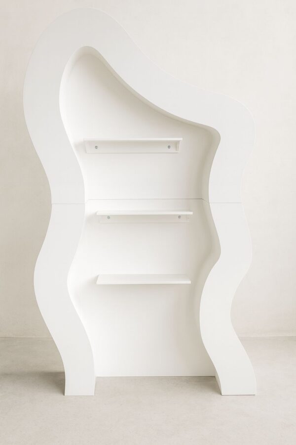 SPAZIO WHITE BACKDROP WITH SHELVES