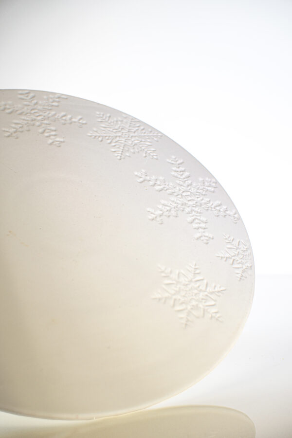 MEDIUM WHITE PORCELAIN CAKE STAND SNOWFLAKES - Image 2